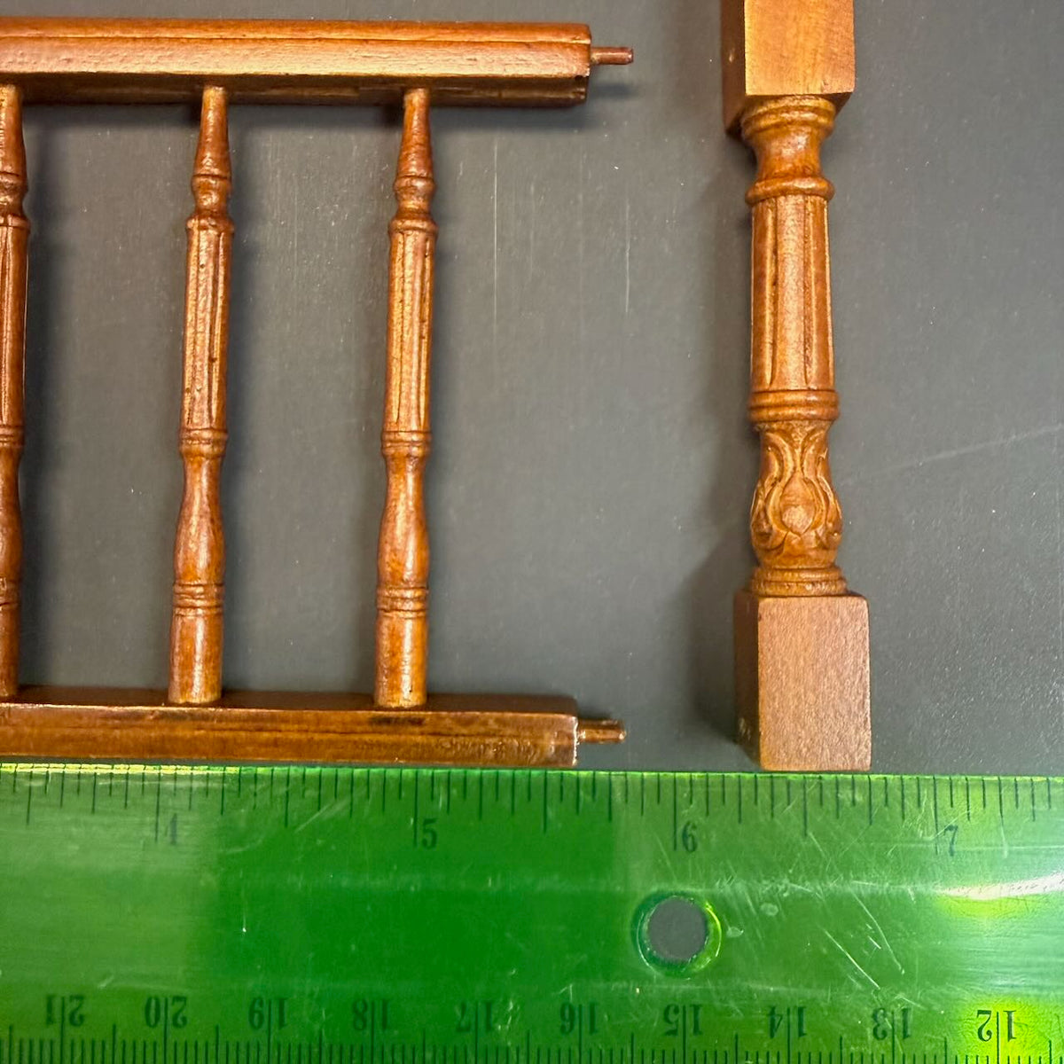 Hochwertige LINKE Barocktreppe 9"-10" 1:12 Miniatur-Holztreppe für Puppenstuben WN mit Geländer