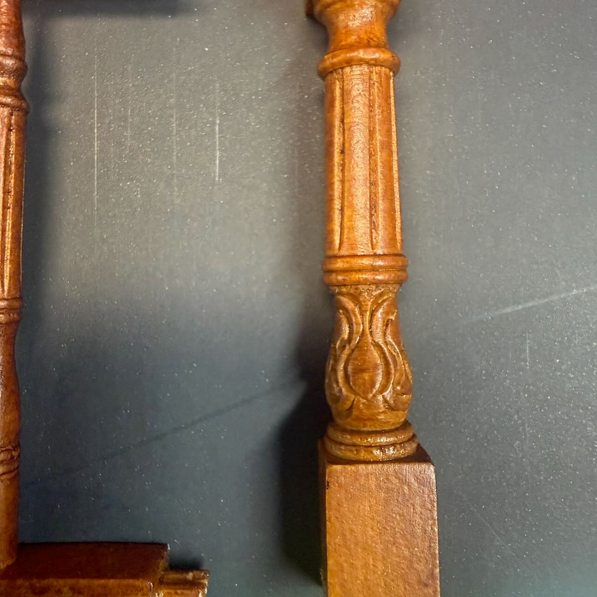 Hochwertige LINKE Barocktreppe 9"-10" 1:12 Miniatur-Holztreppe für Puppenstuben WN mit Geländer