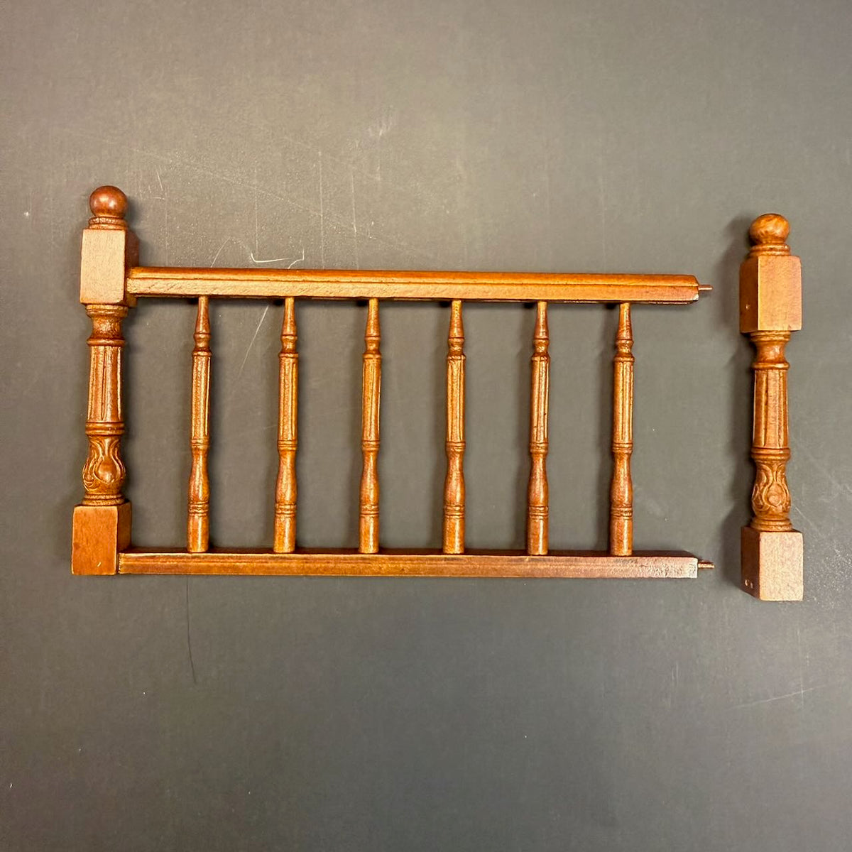 Hochwertige LINKE Barocktreppe 9"-10" 1:12 Miniatur-Holztreppe für Puppenstuben WN mit Geländer
