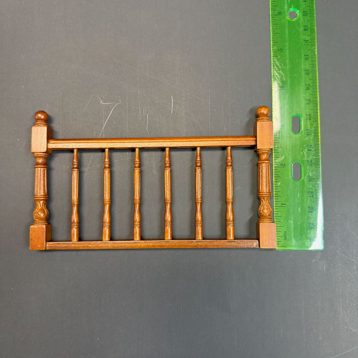 Hochwertige LINKE Barocktreppe 9"-10" 1:12 Miniatur-Holztreppe für Puppenstuben WN mit Geländer