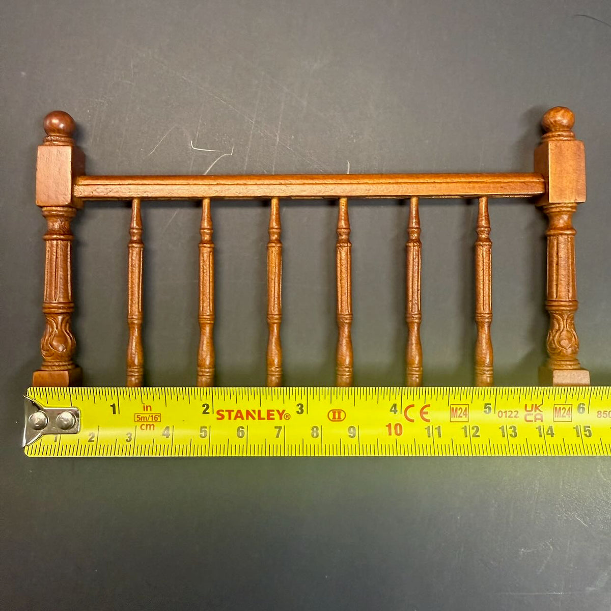 Hochwertige LINKE Barocktreppe 9"-10" 1:12 Miniatur-Holztreppe für Puppenstuben WN mit Geländer