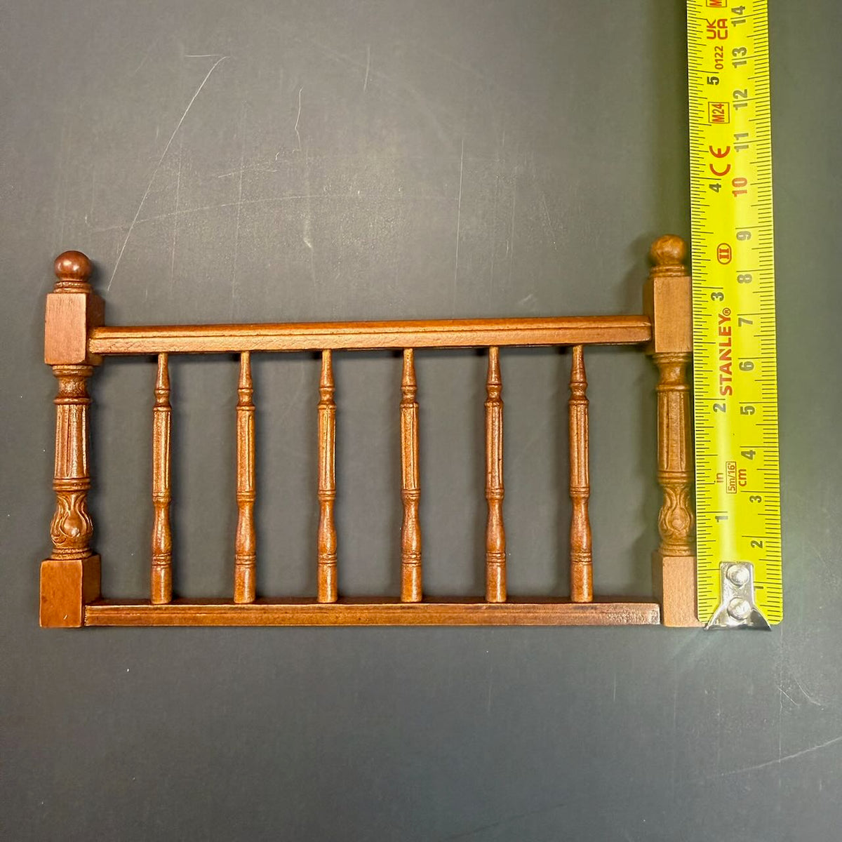 Hochwertige LINKE Barocktreppe 9"-10" 1:12 Miniatur-Holztreppe für Puppenstuben WN mit Geländer