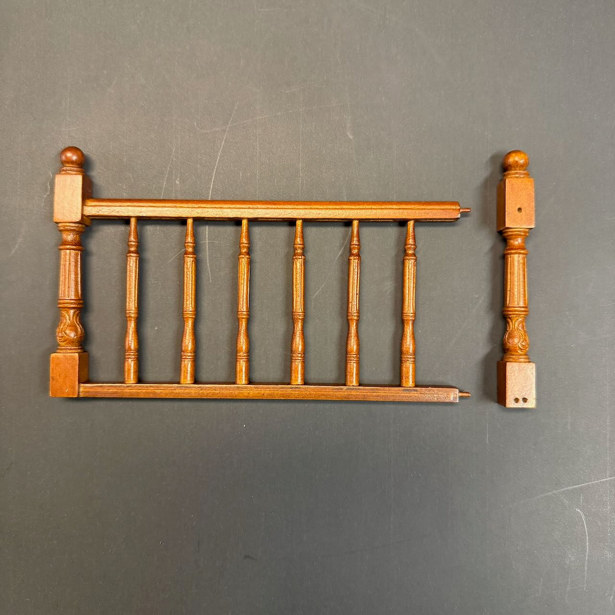 Hochwertige LINKE Barocktreppe 9"-10" 1:12 Miniatur-Holztreppe für Puppenstuben WN mit Geländer