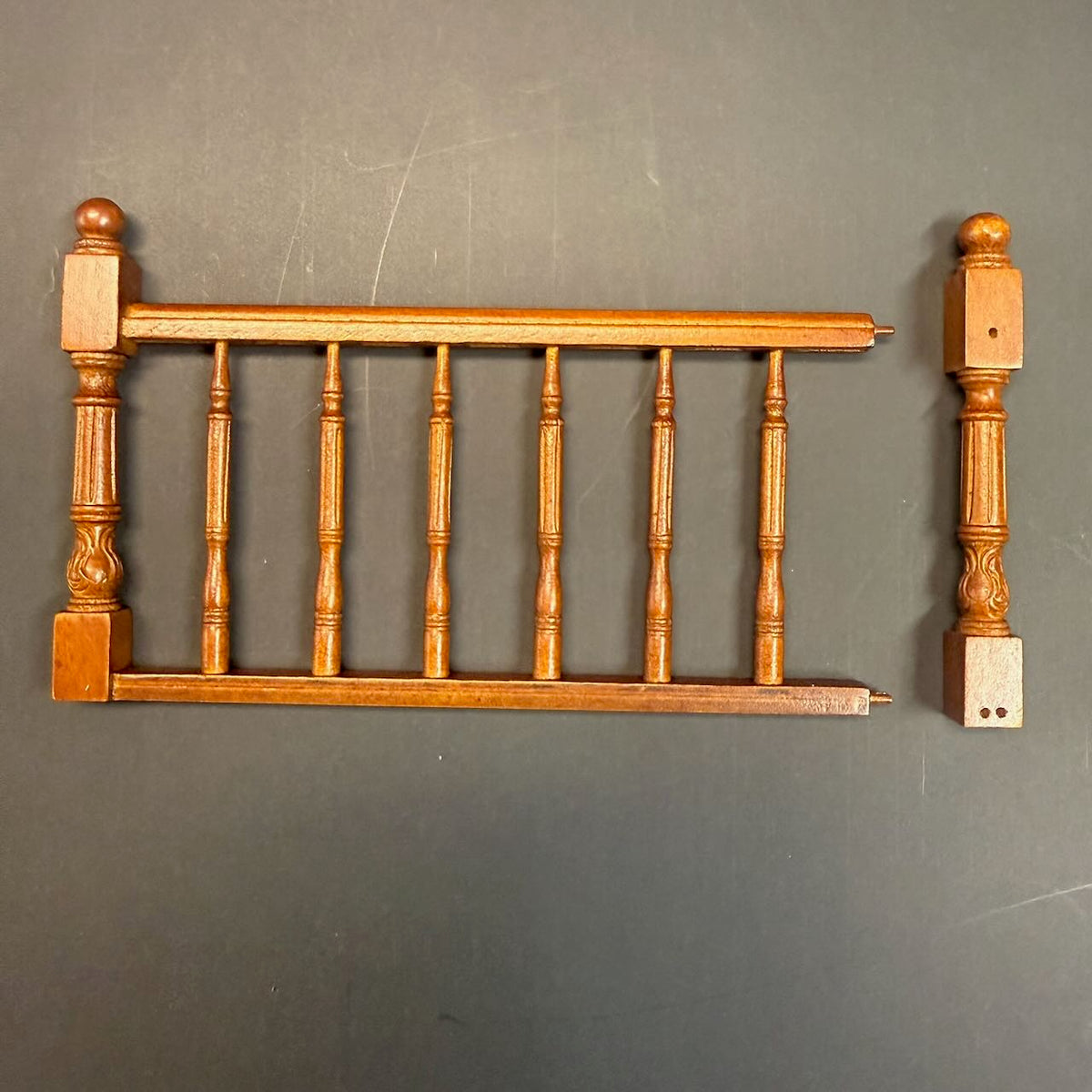 Hochwertige LINKE Barocktreppe 9"-10" 1:12 Miniatur-Holztreppe für Puppenstuben WN mit Geländer