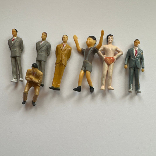 1:24 Scale Miniature Figures – Assorted Adults and Child