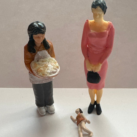 1:24 Scale Miniature Figures – Lady with Purse and Little Girl Serving Food