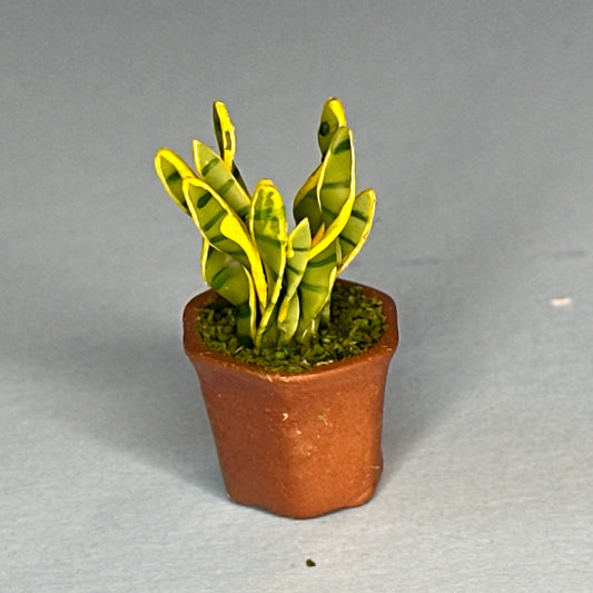 House potted green houseplant plant pot for dollhouse miniature 1:12 scale Dracaena