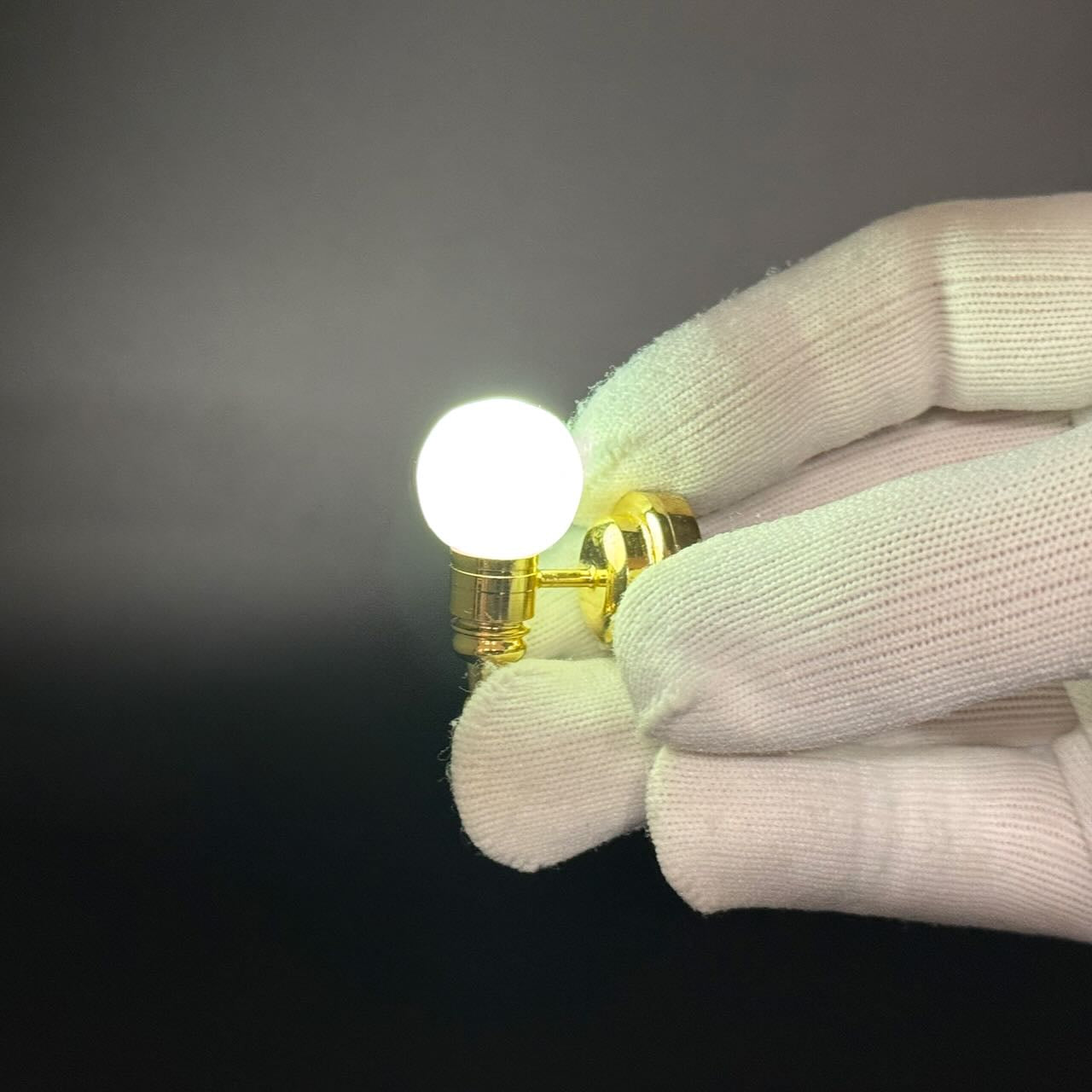 Cold white (blue white) Globe bulb Wall Sconce LED Super bright with On/off switch for dollhouse miniature 1:12 replaceable battery (Copy)