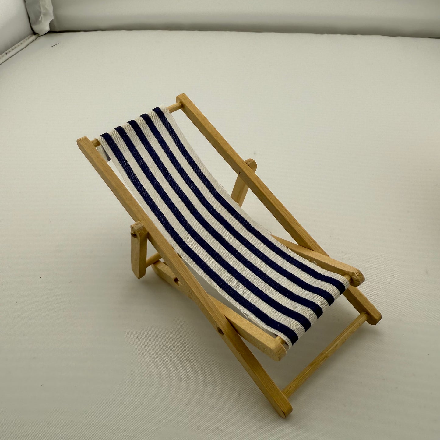 Chaise pliante en gazon rayé orange miniature pour maison de poupée échelle 1:12