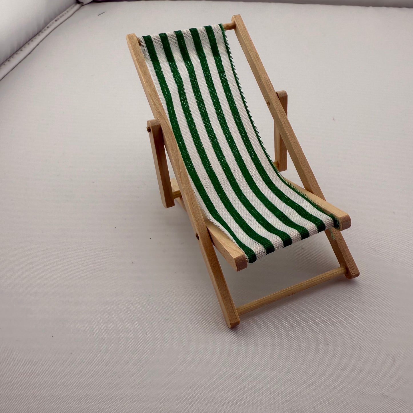 Chaise pliante en gazon rayé orange miniature pour maison de poupée échelle 1:12