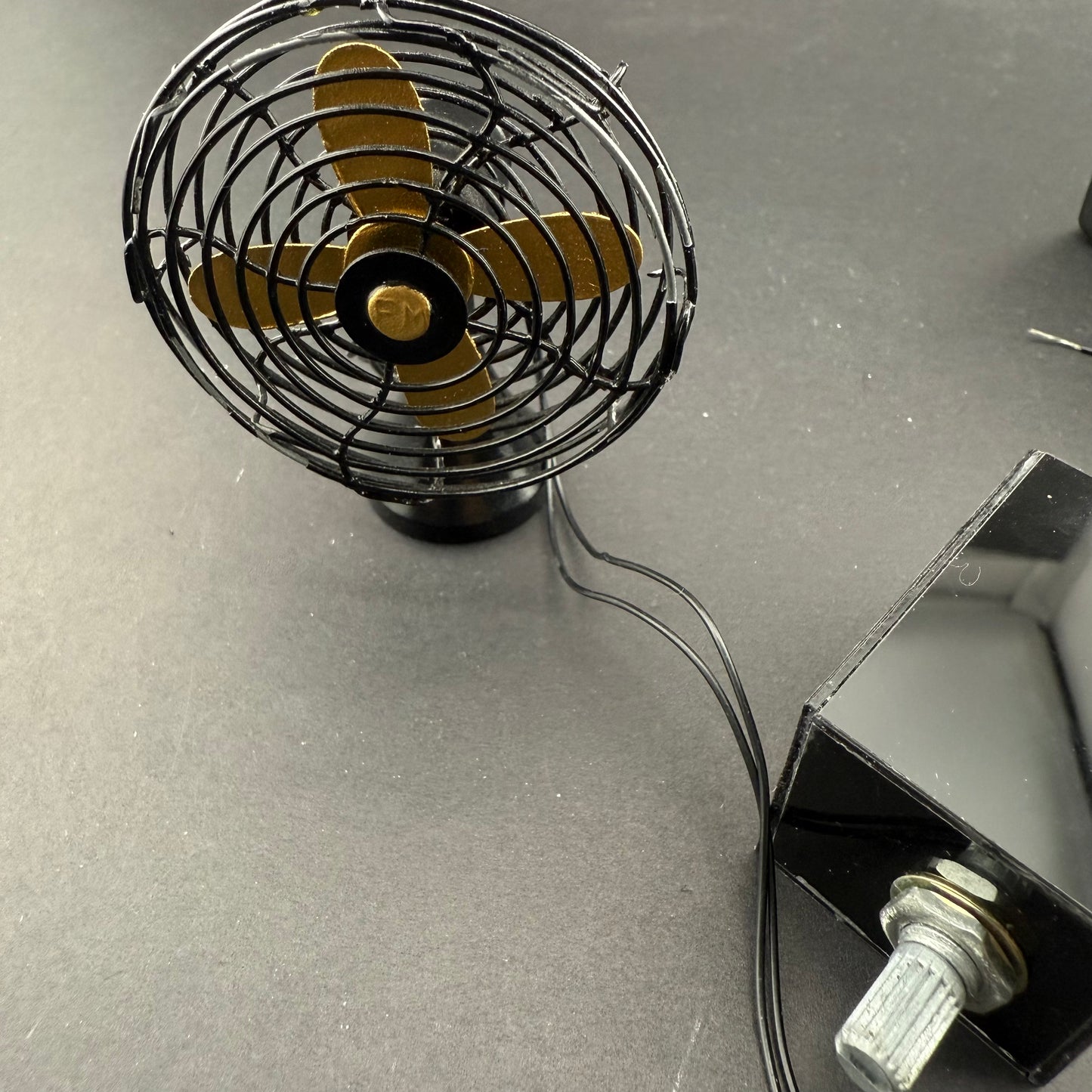 Miniature 1:6 Scale Working Desk Fan – Black Metal, 12V DC with Speed Control Z8