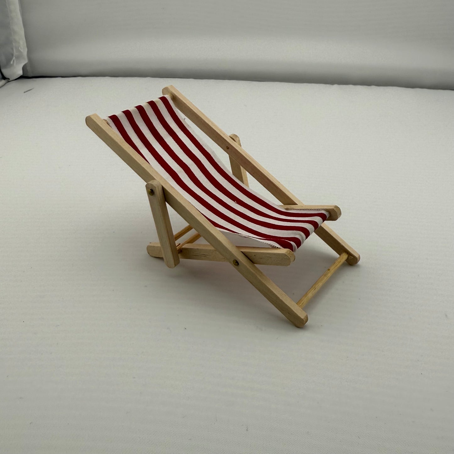 Chaise pliante en gazon rayé orange miniature pour maison de poupée échelle 1:12