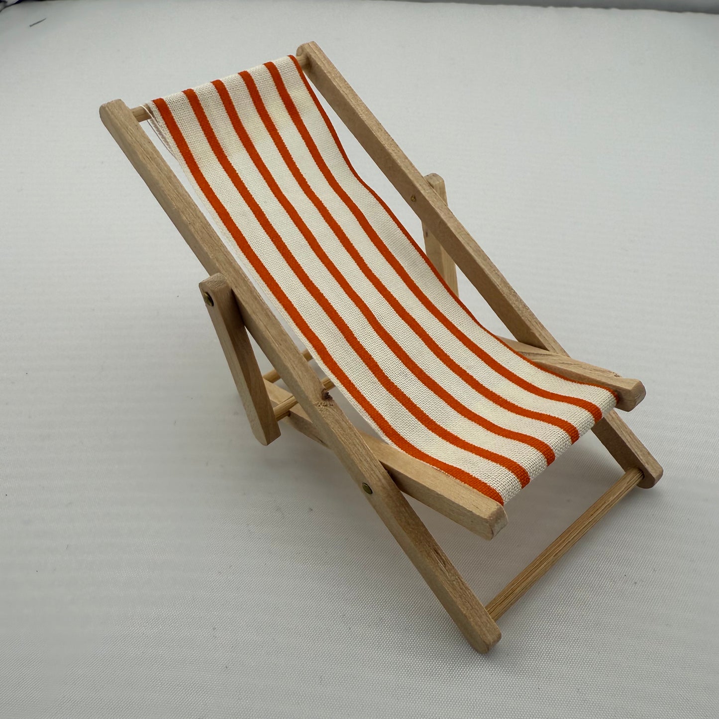 Chaise pliante en gazon rayé orange miniature pour maison de poupée échelle 1:12