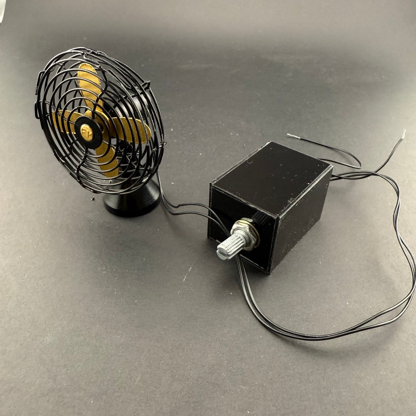 Miniature 1:6 Scale Working Desk Fan – Black Metal, 12V DC with Speed Control Z8