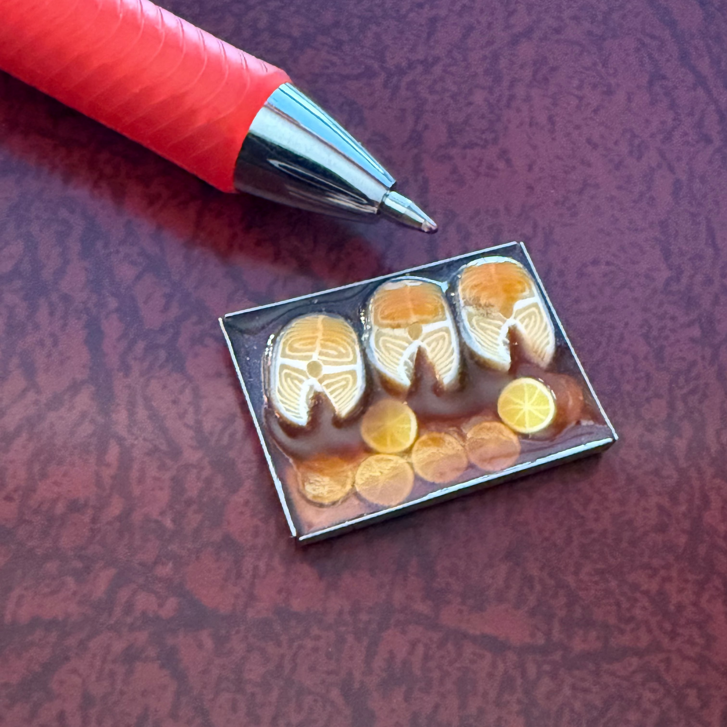 Fisch auf einem Teller für Puppenhausminiatur im Maßstab 1:12 Handmade SEA007