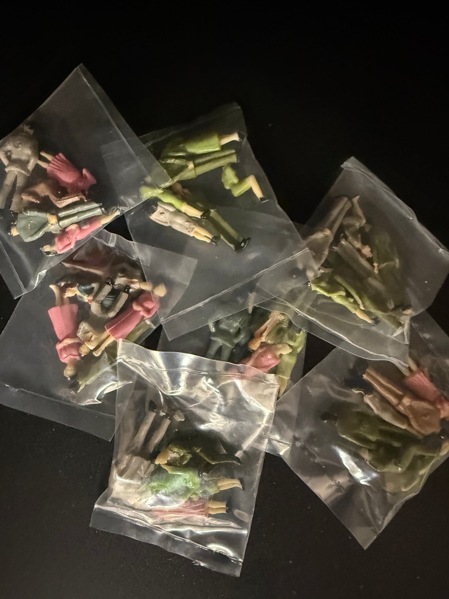 6pcs 1:48 Scale Figures – Mixed Colors, Genders & Poses (Random Collection)