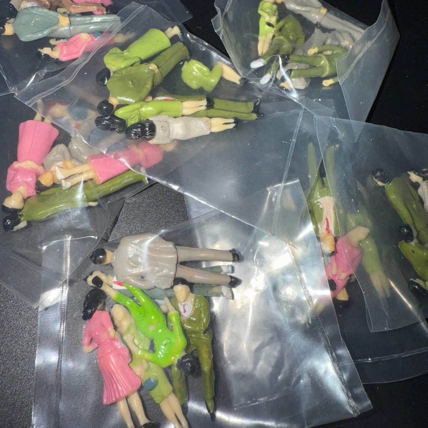 6pcs 1:48 Scale Figures – Mixed Colors, Genders & Poses (Random Collection)