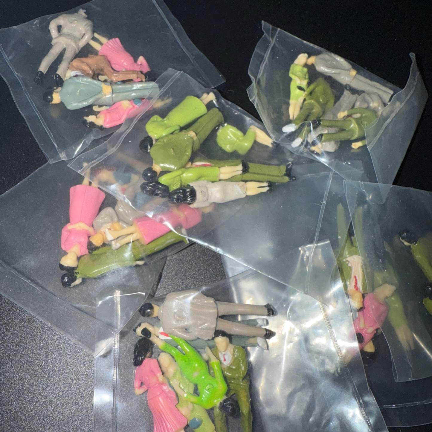 6pcs 1:48 Scale Figures – Mixed Colors, Genders & Poses (Random Collection)