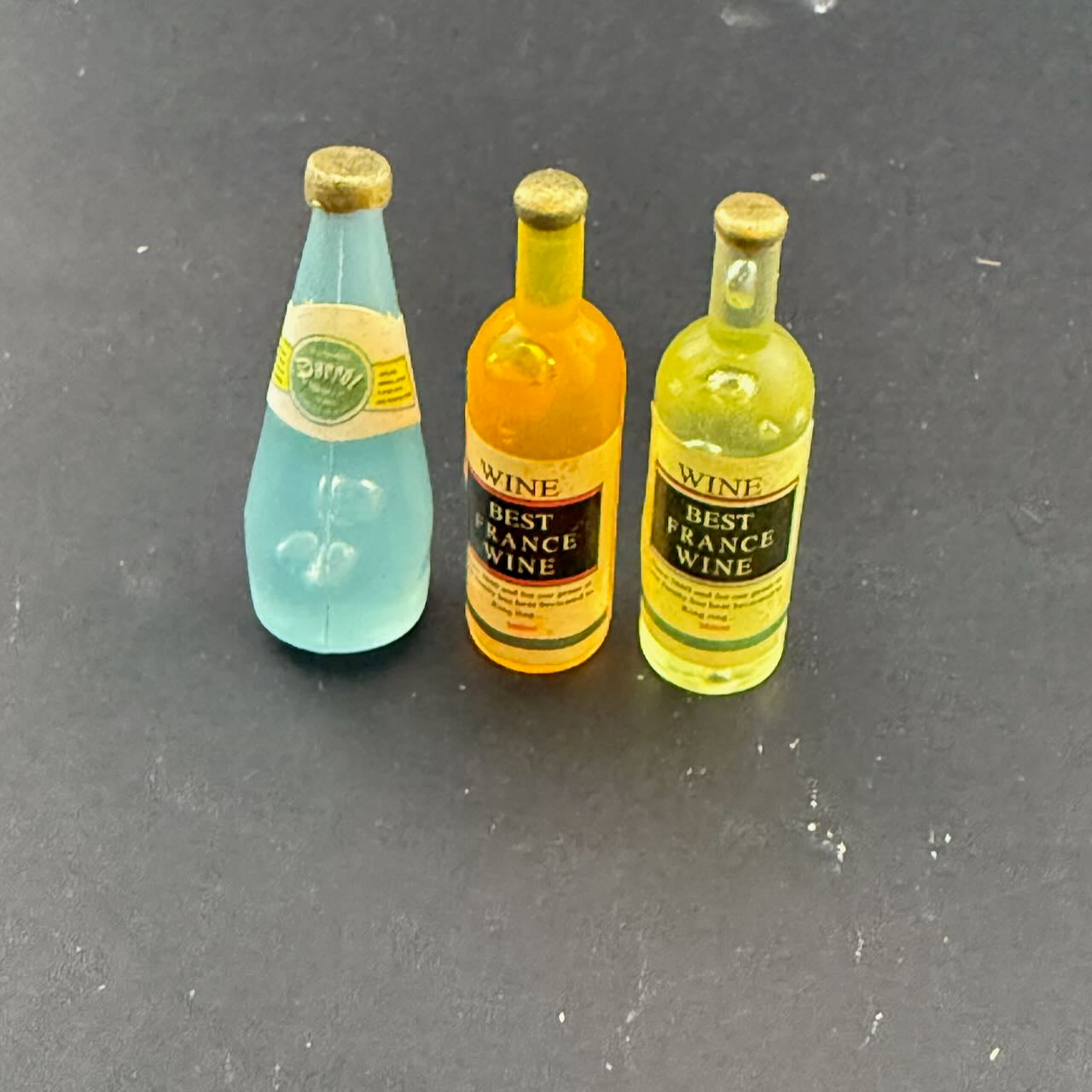 3 Stk. Weinflaschen aus Holz für Puppenhausminiatur im Maßstab 1:12