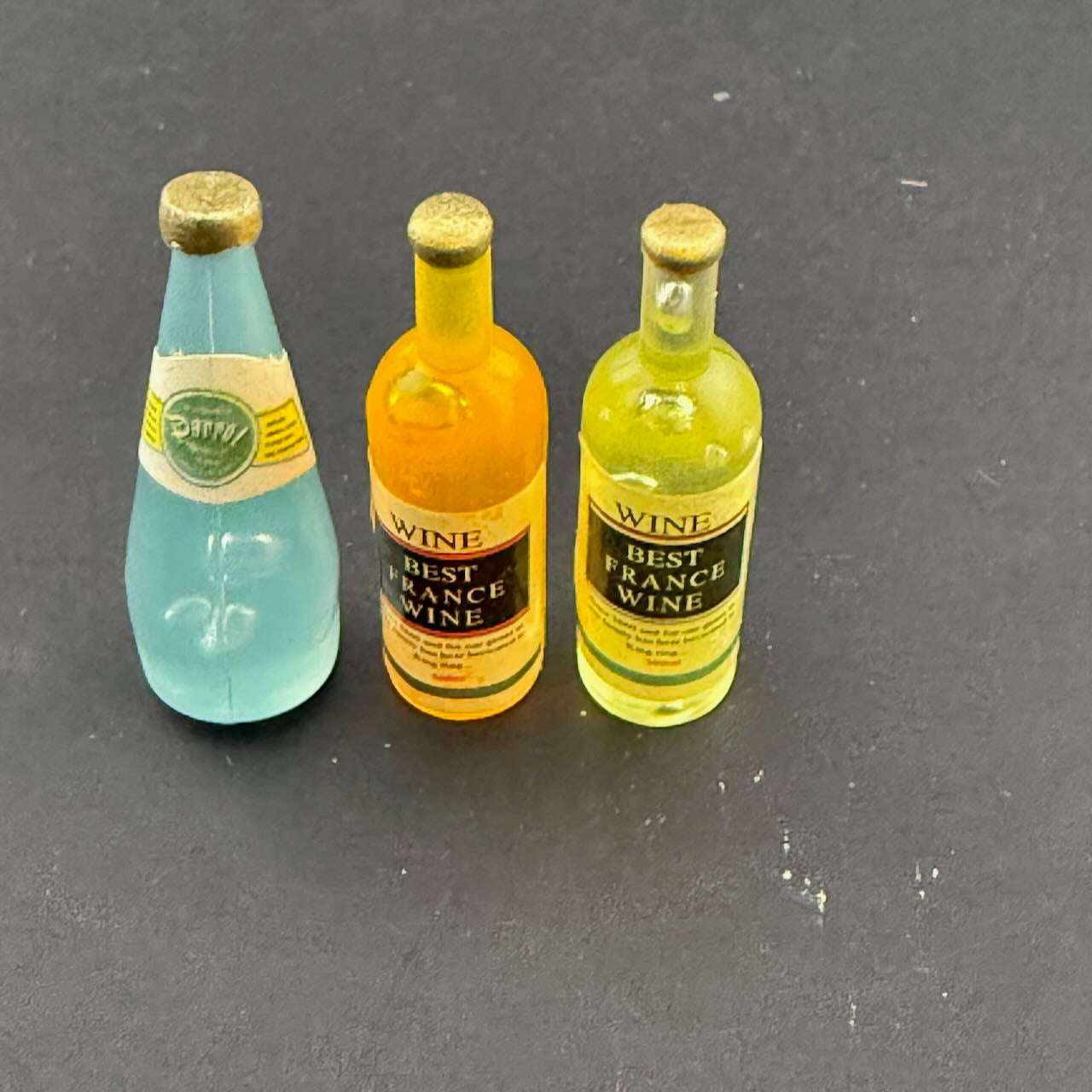 3 Stk. Weinflaschen aus Holz für Puppenhausminiatur im Maßstab 1:12