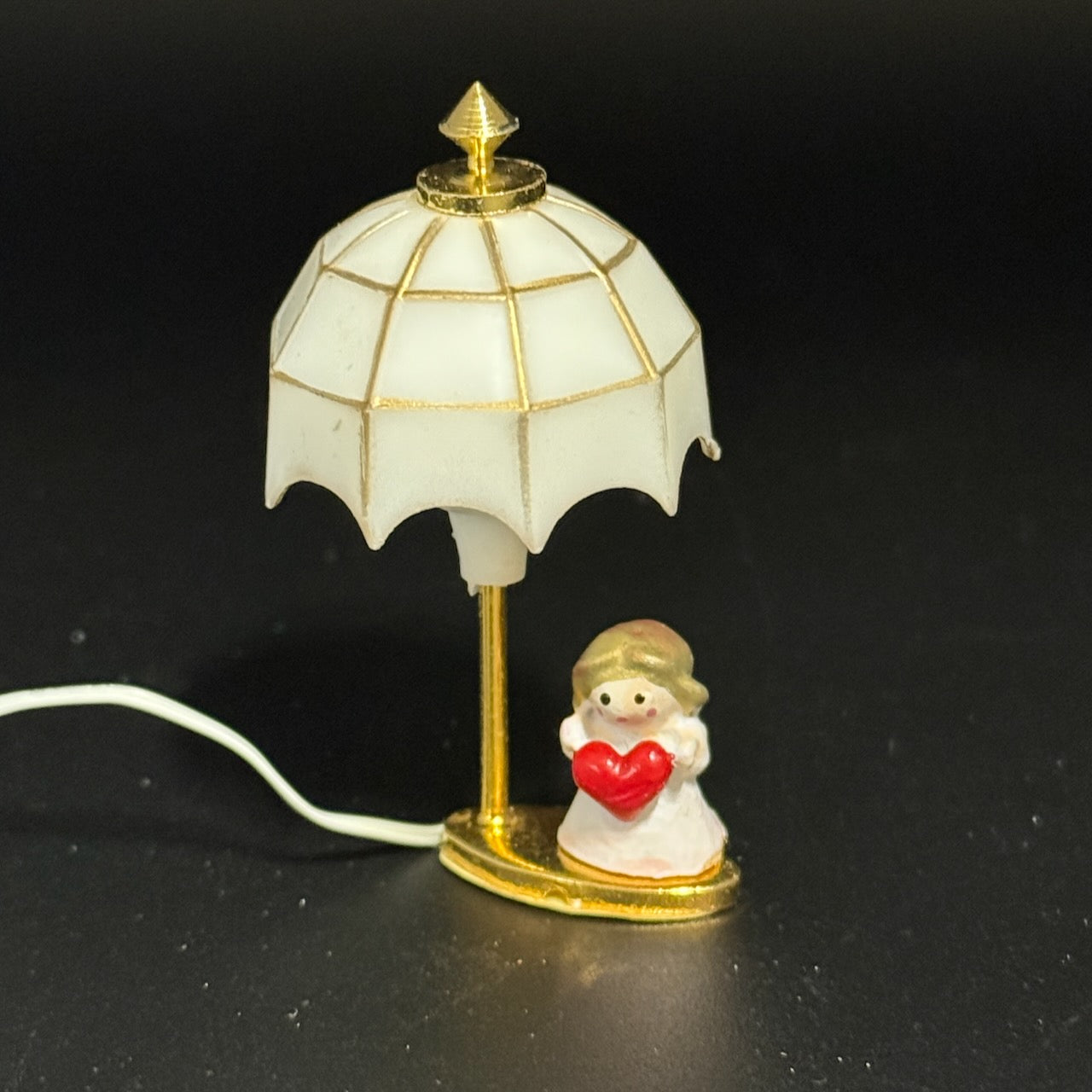 Miniature 12V Tiffany-Style Table Lamp with Girl Figurine – 1:12 Scale Dollhouse Light
