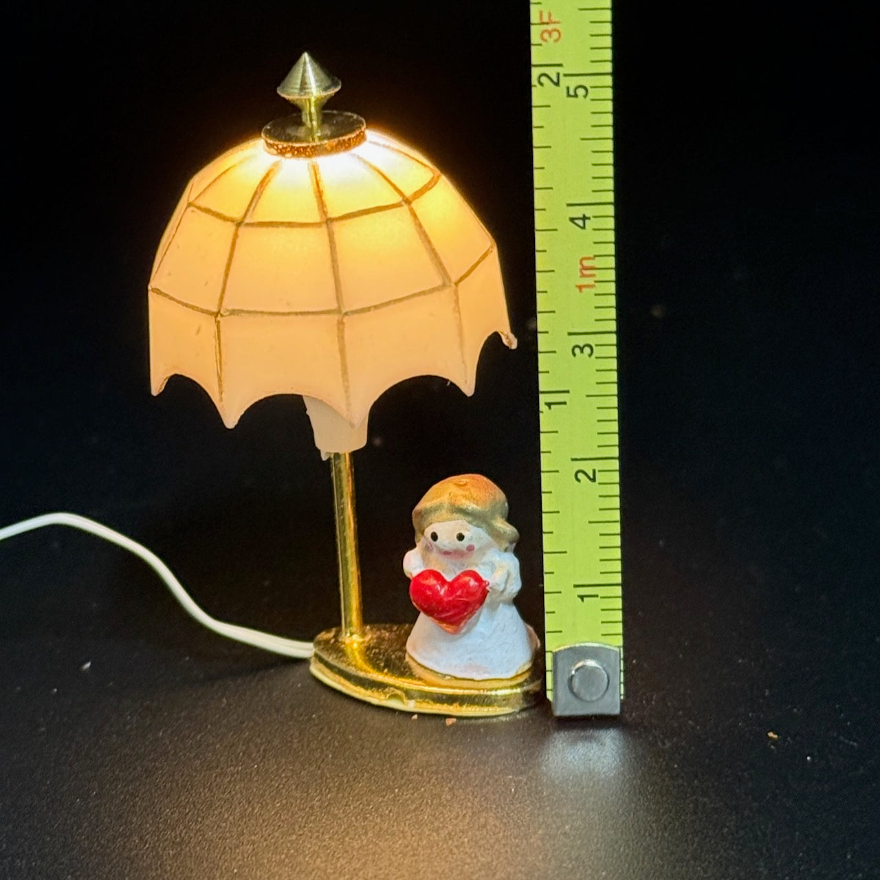 Miniature 12V Tiffany-Style Table Lamp with Girl Figurine – 1:12 Scale Dollhouse Light