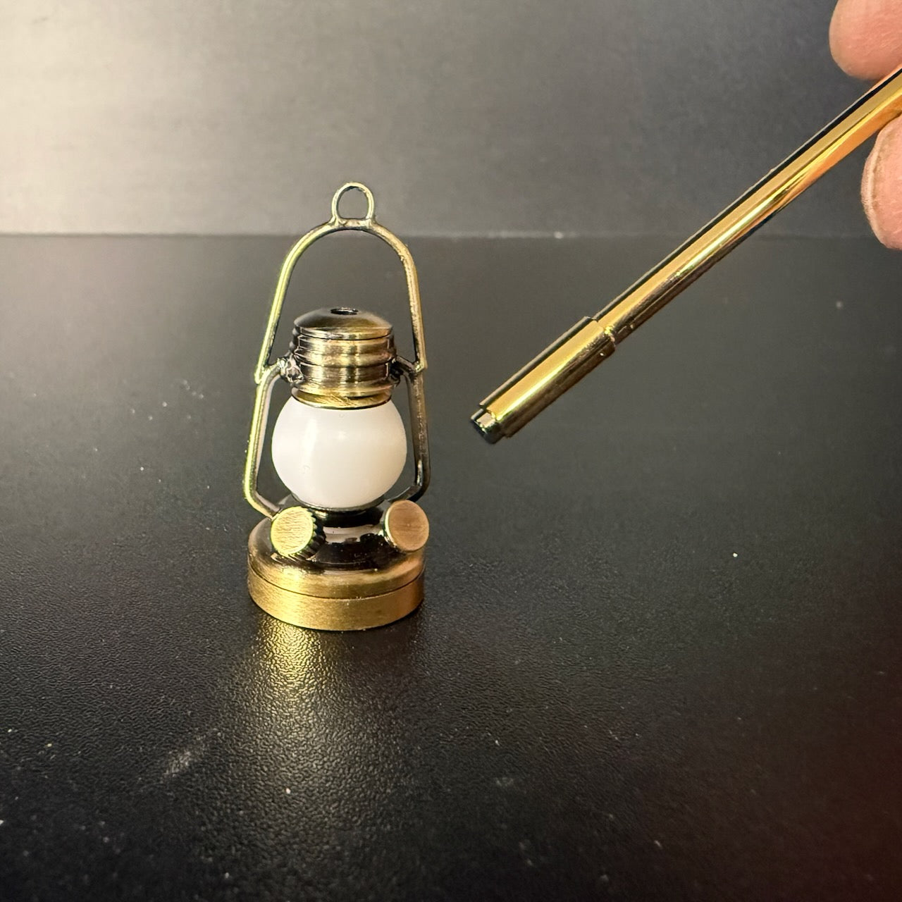 Miniatur-Berührungslose Bedienung mit Zauberstab 1:12 Öllaterne Lampe LED für Puppenhaus No-Touch No-Switch Stick Fairy Magic