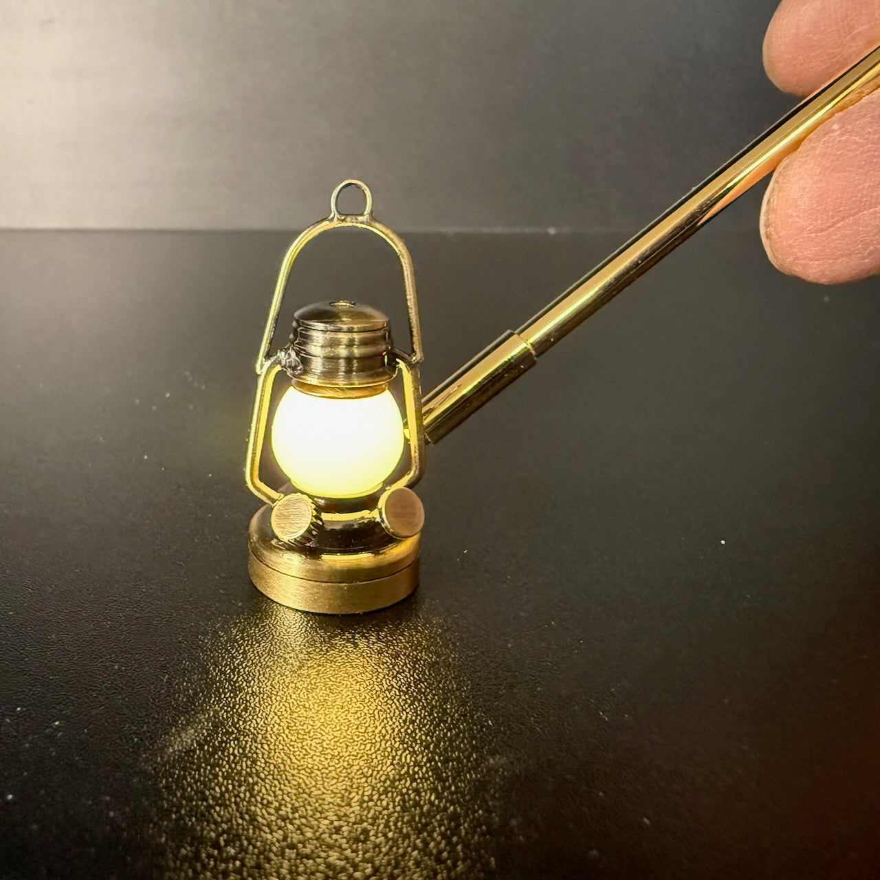 Miniatur-Berührungslose Bedienung mit Zauberstab 1:12 Öllaterne Lampe LED für Puppenhaus No-Touch No-Switch Stick Fairy Magic