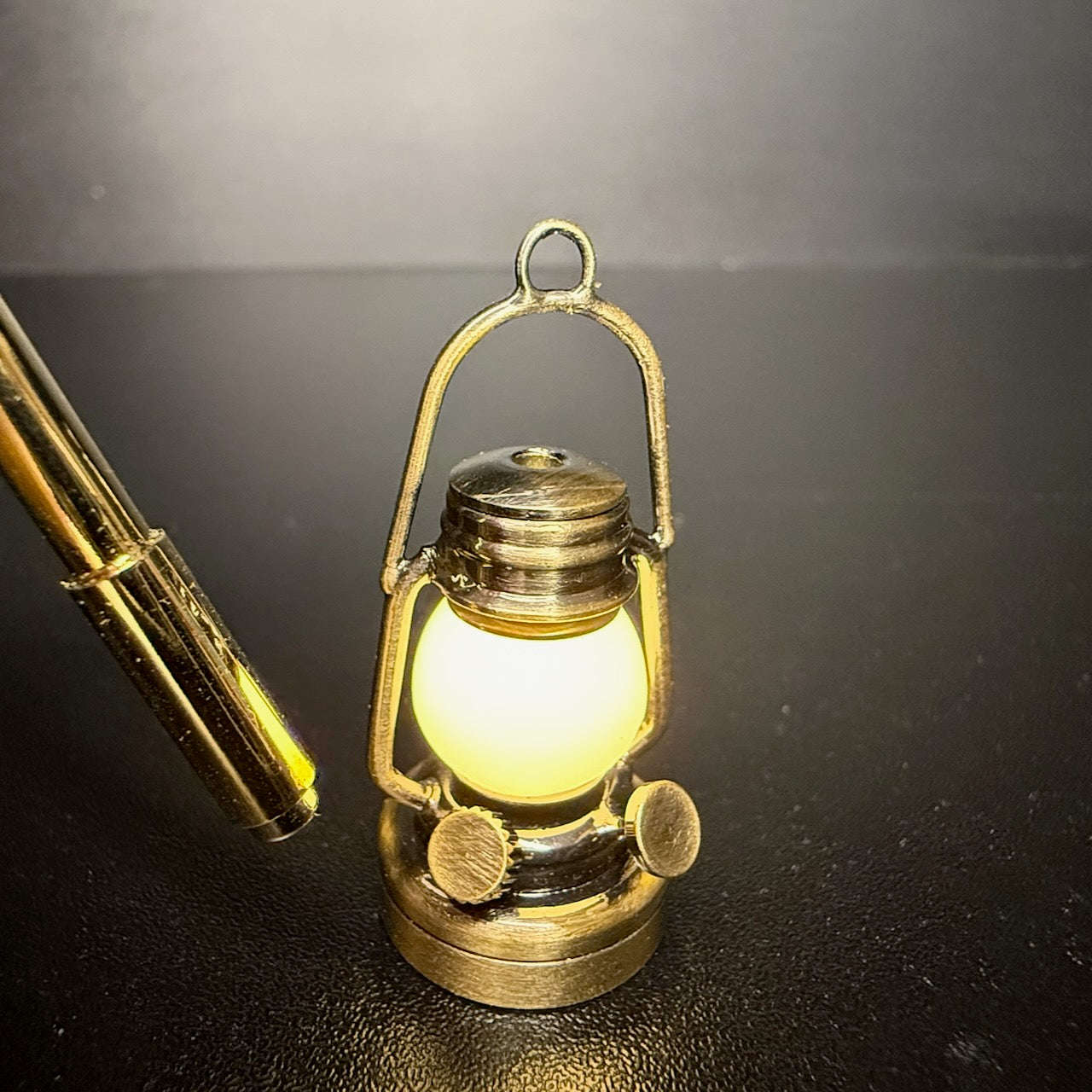 Miniatur-Berührungslose Bedienung mit Zauberstab 1:12 Öllaterne Lampe LED für Puppenhaus No-Touch No-Switch Stick Fairy Magic