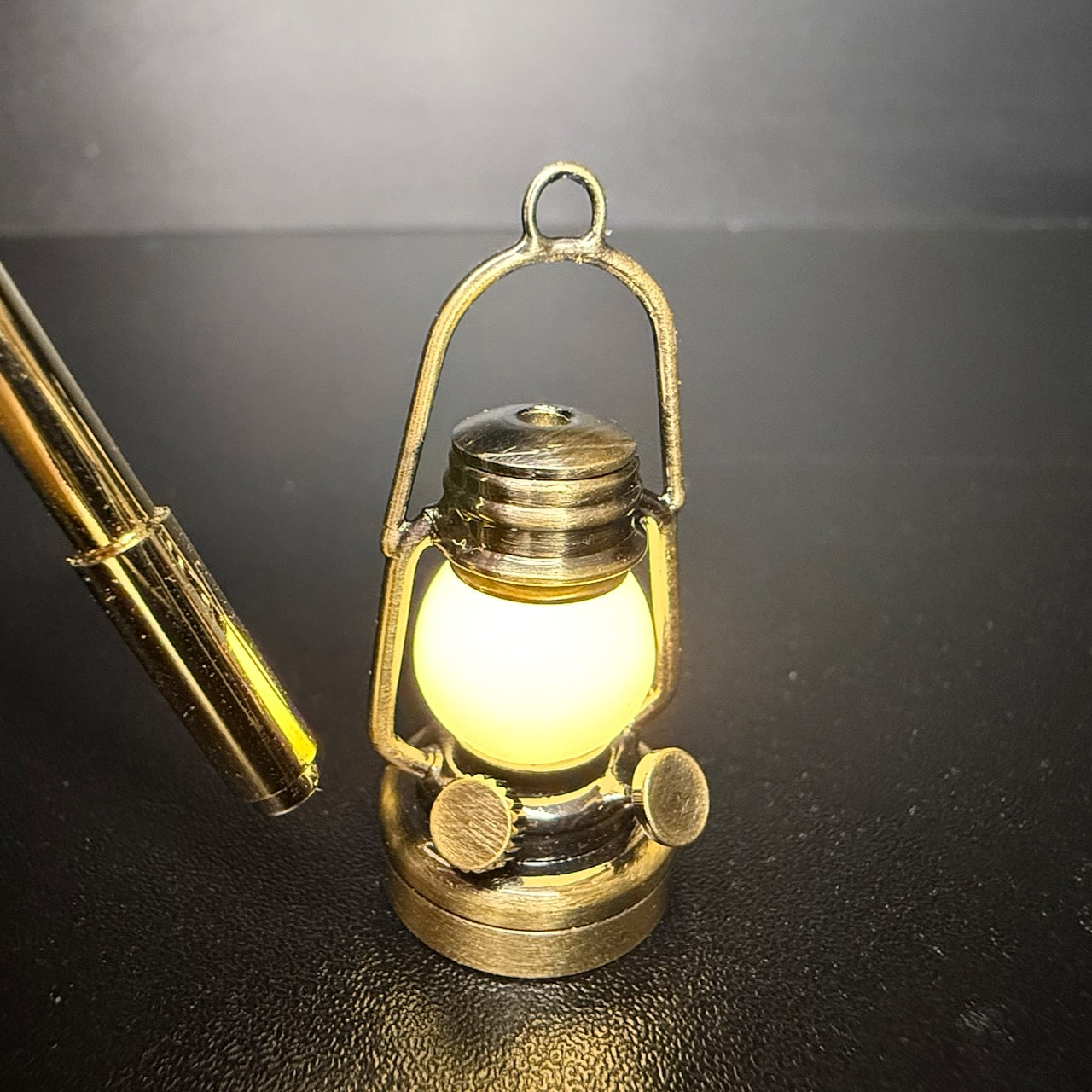 Miniatur-Berührungslose Bedienung mit Zauberstab 1:12 Öllaterne Lampe LED für Puppenhaus No-Touch No-Switch Stick Fairy Magic