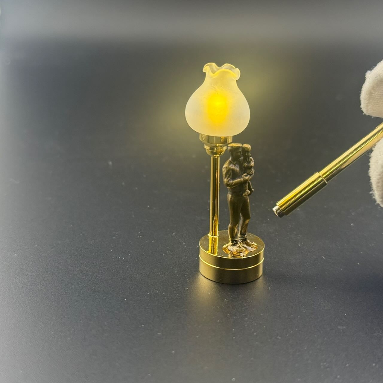 Miniatur-Berührungslose Bedienung mit Zauberstab 1:12 Tischlampe LED-Licht für Puppenhaus No-Touch No-Switch Stick Valentinstag Heiratsantrag