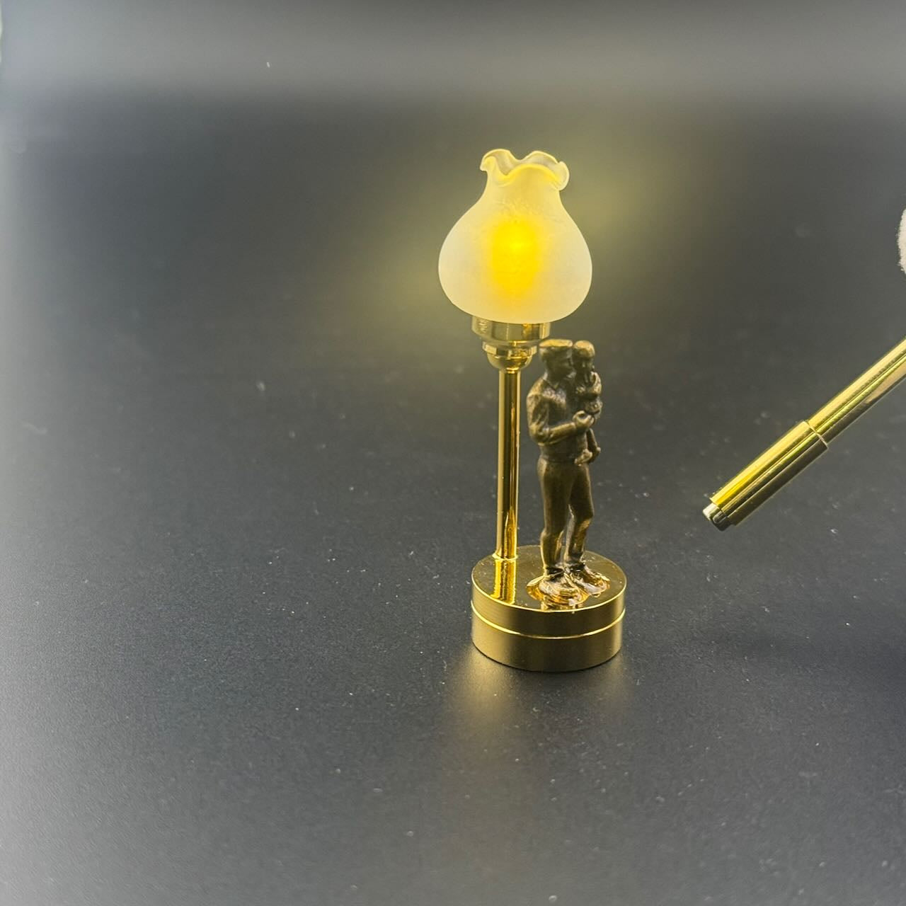 Miniatur-Berührungslose Bedienung mit Zauberstab 1:12 Tischlampe LED-Licht für Puppenhaus No-Touch No-Switch Stick Valentinstag Heiratsantrag