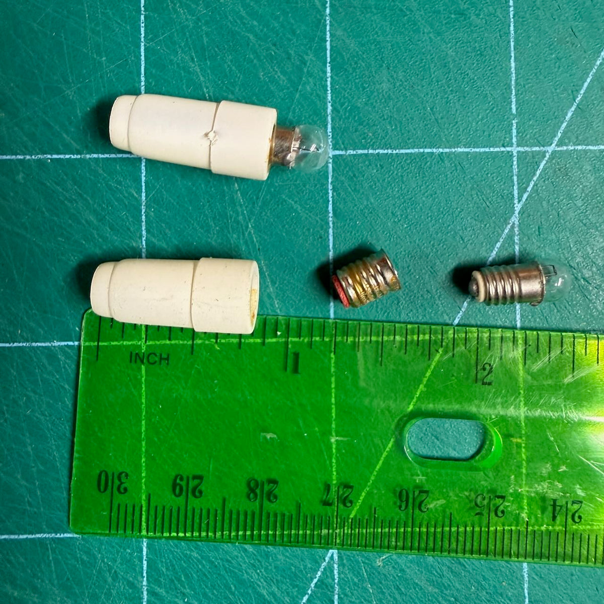 Vente de liquidation - Lot de 4 ampoules remplaçables 12 V, ampoules de rechange à pointe de bougie 12 volts pour maison de poupée 1:12, lumière blanche 