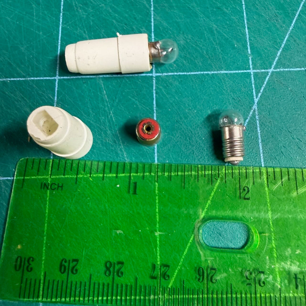 Vente de liquidation - Lot de 4 ampoules remplaçables 12 V, ampoules de rechange à pointe de bougie 12 volts pour maison de poupée 1:12, lumière blanche 