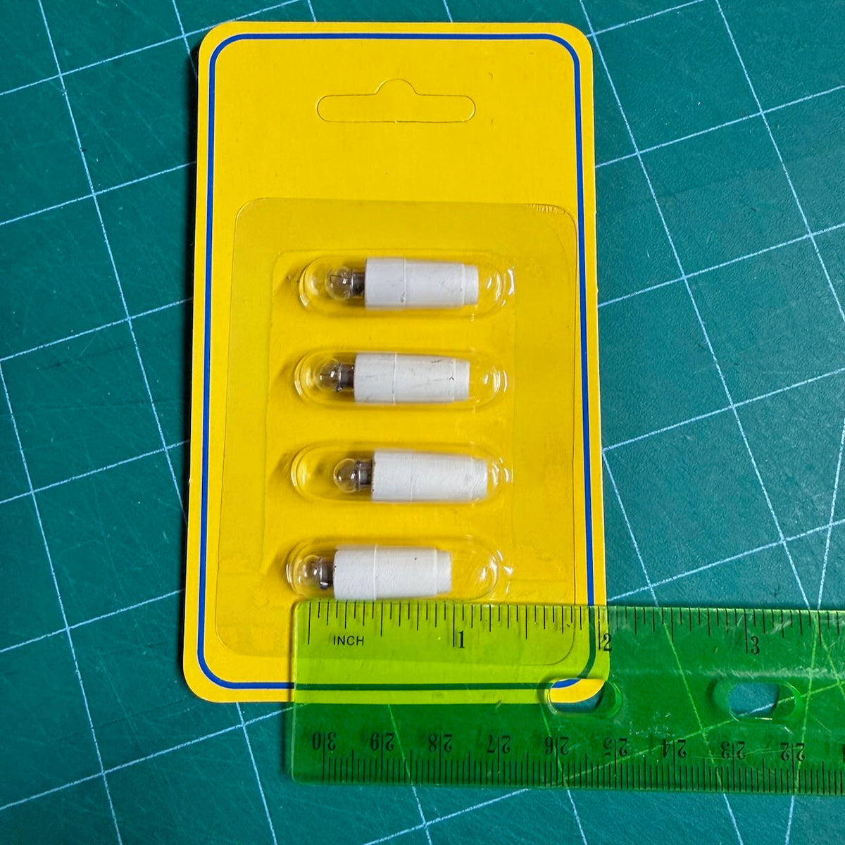 Vente de liquidation - Lot de 4 ampoules remplaçables 12 V, ampoules de rechange à pointe de bougie 12 volts pour maison de poupée 1:12, lumière blanche 