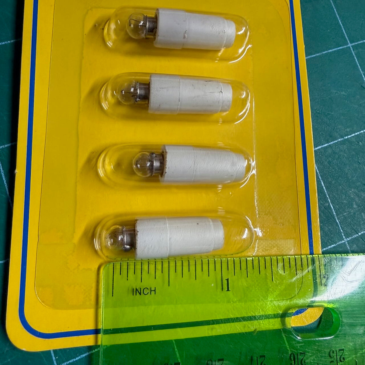 Vente de liquidation - Lot de 4 ampoules remplaçables 12 V, ampoules de rechange à pointe de bougie 12 volts pour maison de poupée 1:12, lumière blanche 