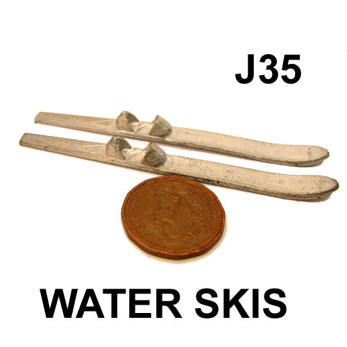 Skis nautiques miniatures en métal non finis pour maison de poupée, 2-3/4"L - À faire soi-même