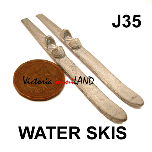 Skis nautiques miniatures en métal non finis pour maison de poupée, 2-3/4"L - À faire soi-même