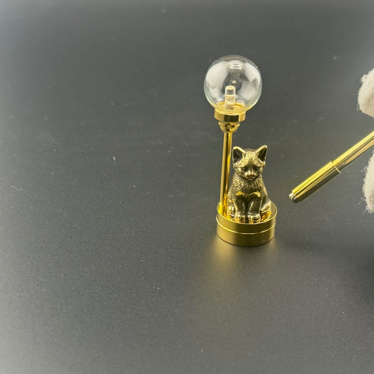 Miniatur-Berührungslose Bedienung mit Zauberstab 1:12 Tischlampe LED-Licht für Puppenhaus No-Touch No-Switch Stick Valentinstag Heiratsantrag