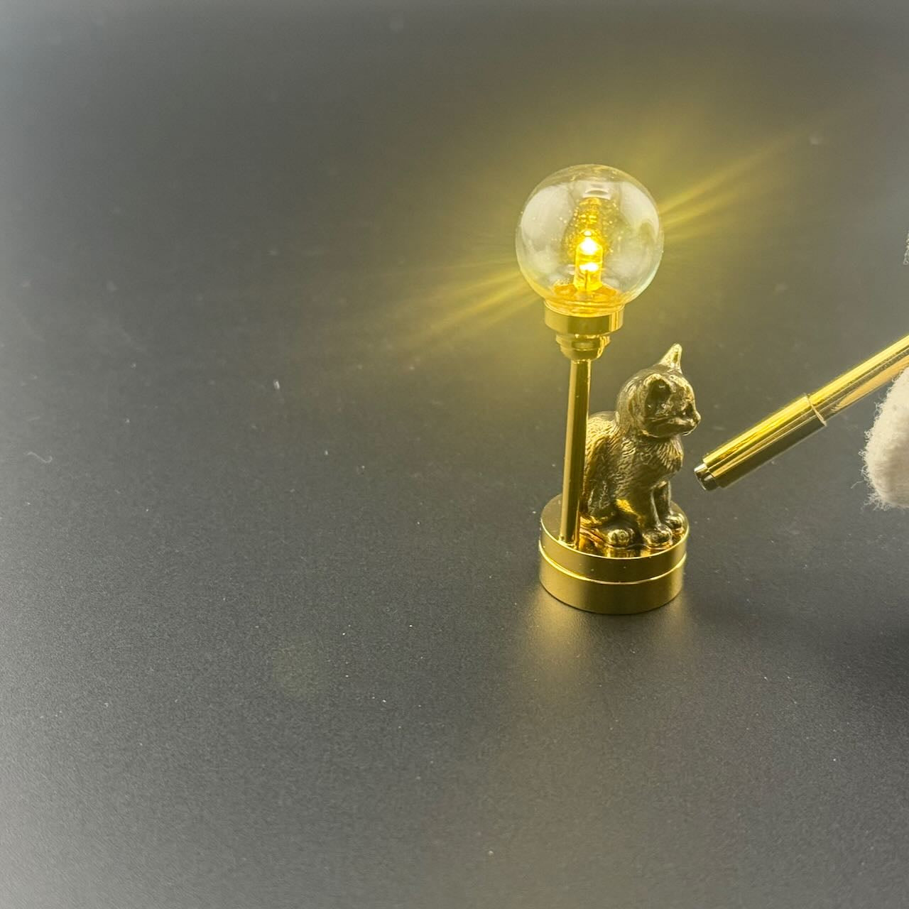 Miniatur-Berührungslose Bedienung mit Zauberstab 1:12 Tischlampe LED-Licht für Puppenhaus No-Touch No-Switch Stick Valentinstag Heiratsantrag