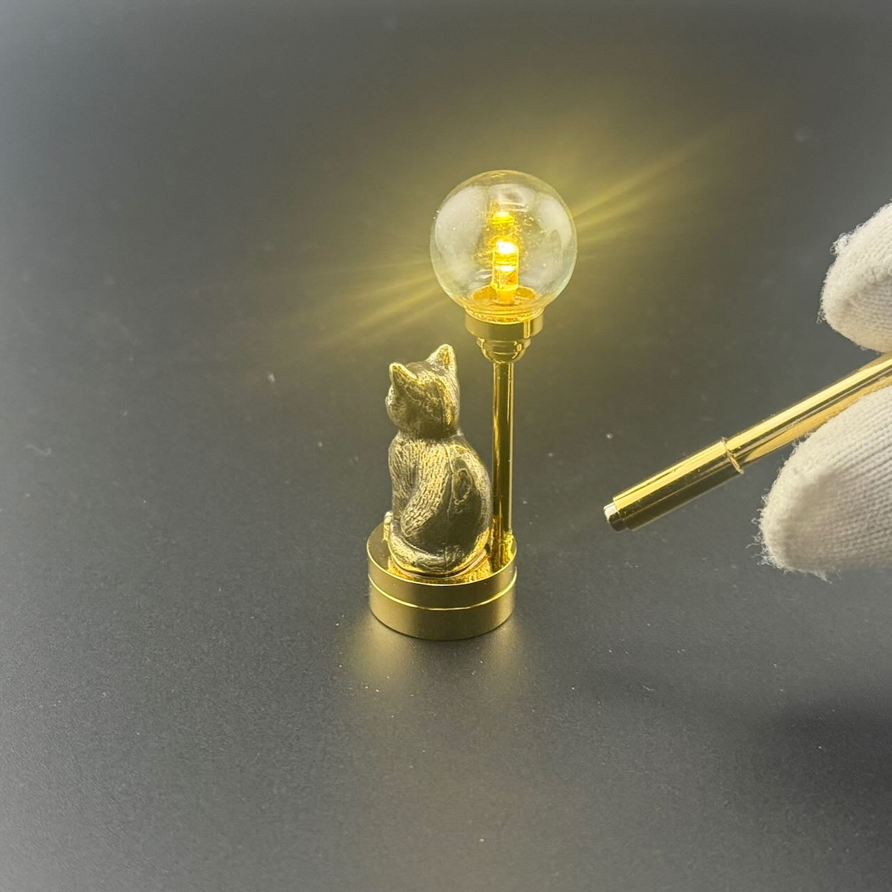Miniatur-Berührungslose Bedienung mit Zauberstab 1:12 Tischlampe LED-Licht für Puppenhaus No-Touch No-Switch Stick Valentinstag Heiratsantrag
