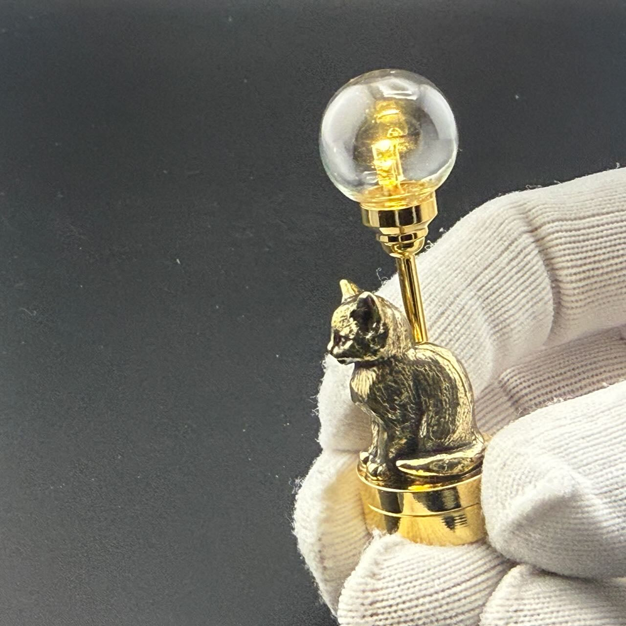 Miniatur-Berührungslose Bedienung mit Zauberstab 1:12 Tischlampe LED-Licht für Puppenhaus No-Touch No-Switch Stick Valentinstag Heiratsantrag