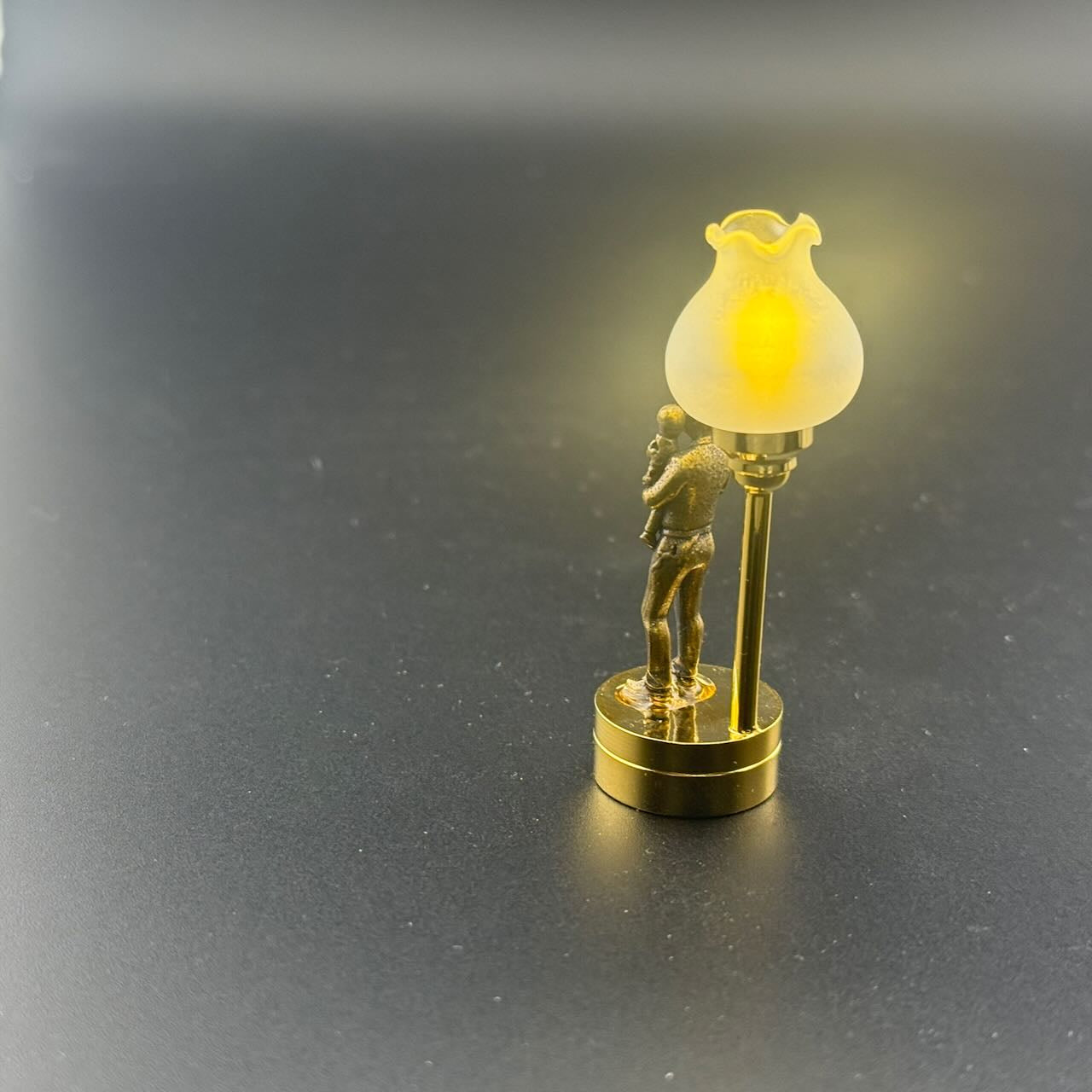 Miniatur-Berührungslose Bedienung mit Zauberstab 1:12 Tischlampe LED-Licht für Puppenhaus No-Touch No-Switch Stick Valentinstag Heiratsantrag
