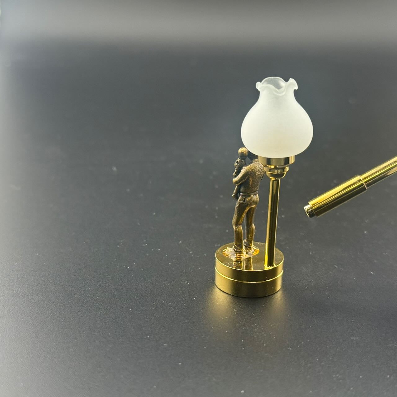 Miniatur-Berührungslose Bedienung mit Zauberstab 1:12 Tischlampe LED-Licht für Puppenhaus No-Touch No-Switch Stick Valentinstag Heiratsantrag