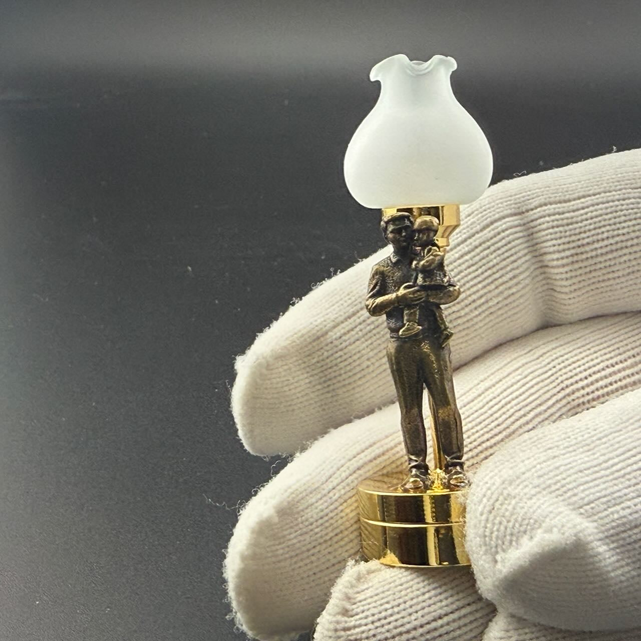 Miniatur-Berührungslose Bedienung mit Zauberstab 1:12 Tischlampe LED-Licht für Puppenhaus No-Touch No-Switch Stick Valentinstag Heiratsantrag