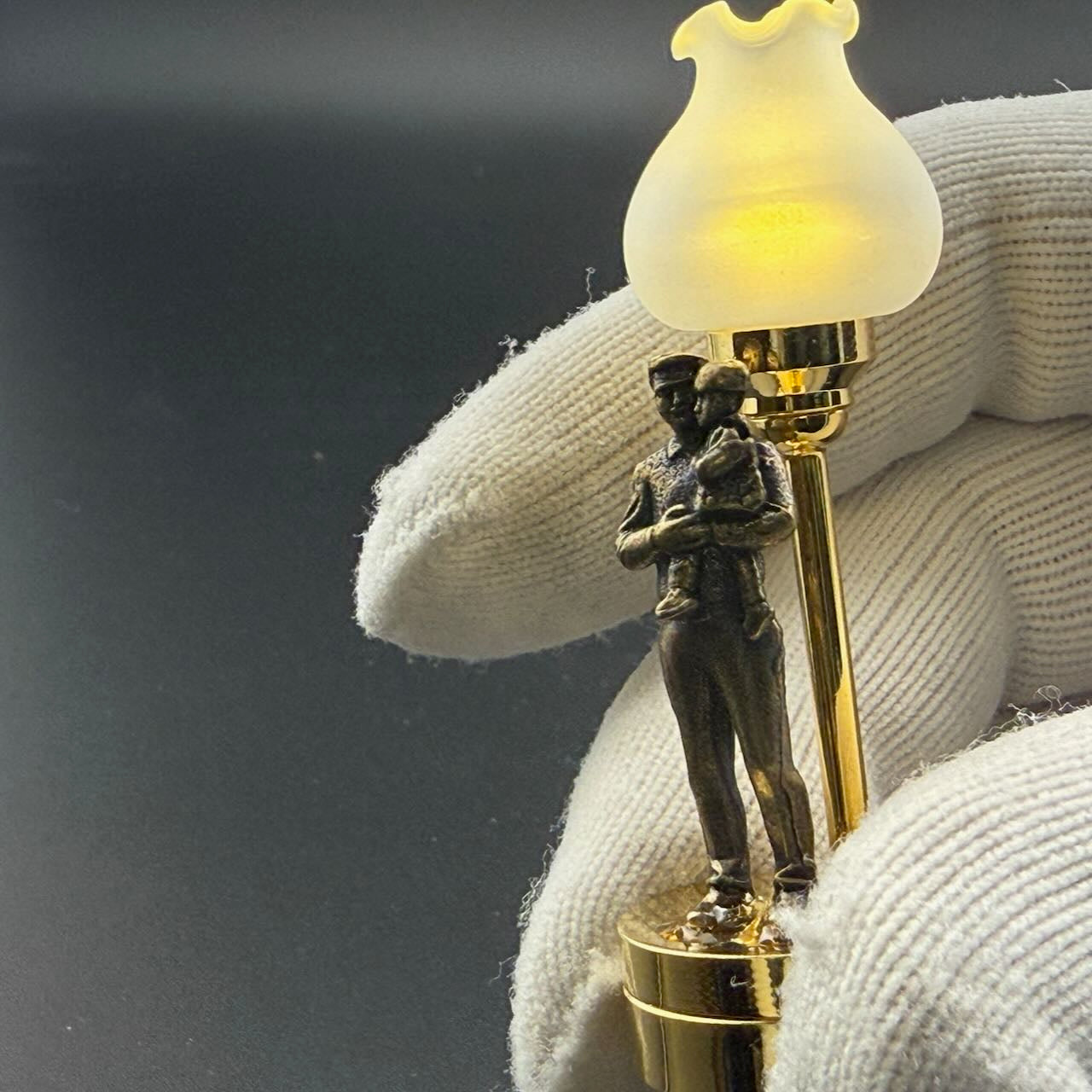 Miniatur-Berührungslose Bedienung mit Zauberstab 1:12 Tischlampe LED-Licht für Puppenhaus No-Touch No-Switch Stick Valentinstag Heiratsantrag