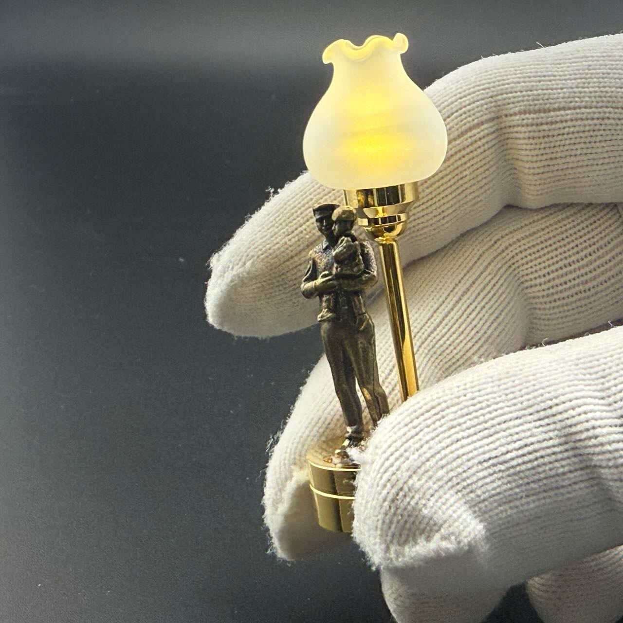 Miniatur-Berührungslose Bedienung mit Zauberstab 1:12 Tischlampe LED-Licht für Puppenhaus No-Touch No-Switch Stick Valentinstag Heiratsantrag