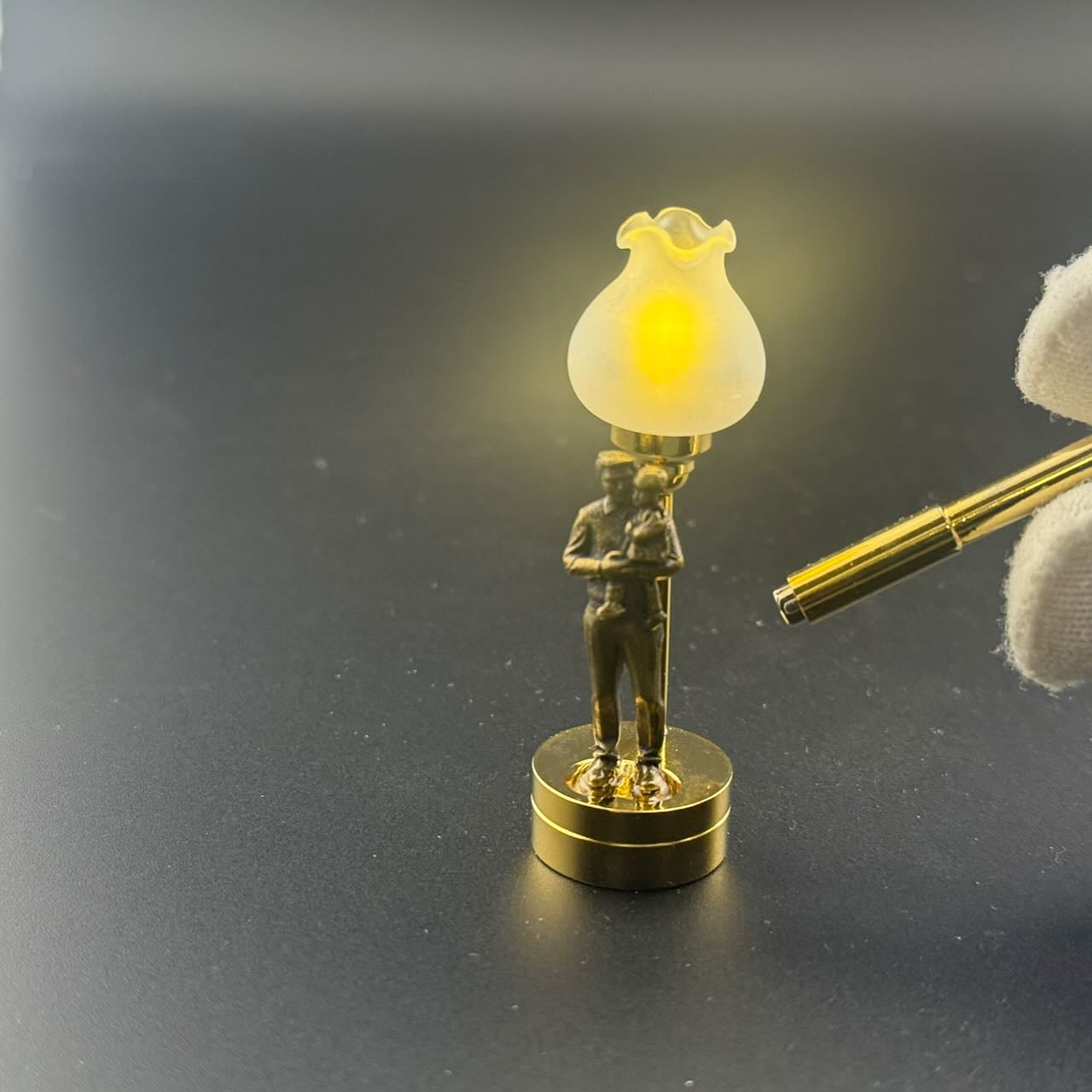Miniatur-Berührungslose Bedienung mit Zauberstab 1:12 Tischlampe LED-Licht für Puppenhaus No-Touch No-Switch Stick Valentinstag Heiratsantrag