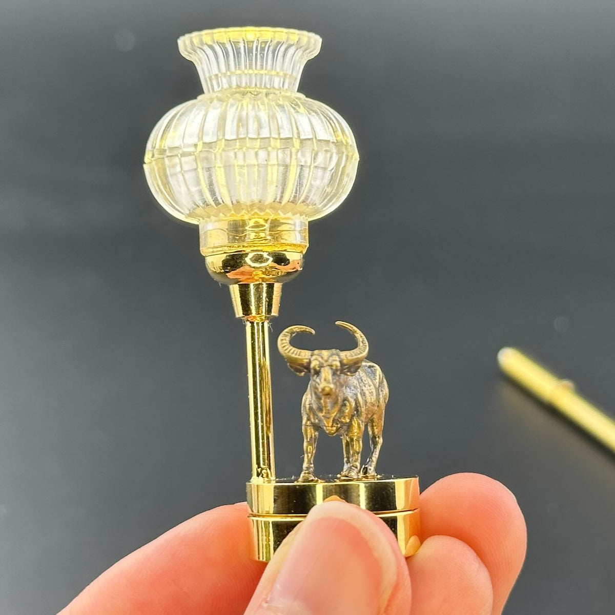 Lampe de table miniature sans contact avec baguette 1:12, lumière LED pour maison de poupée, sans contact, sans interrupteur, demande en mariage pour la Saint-Valentin