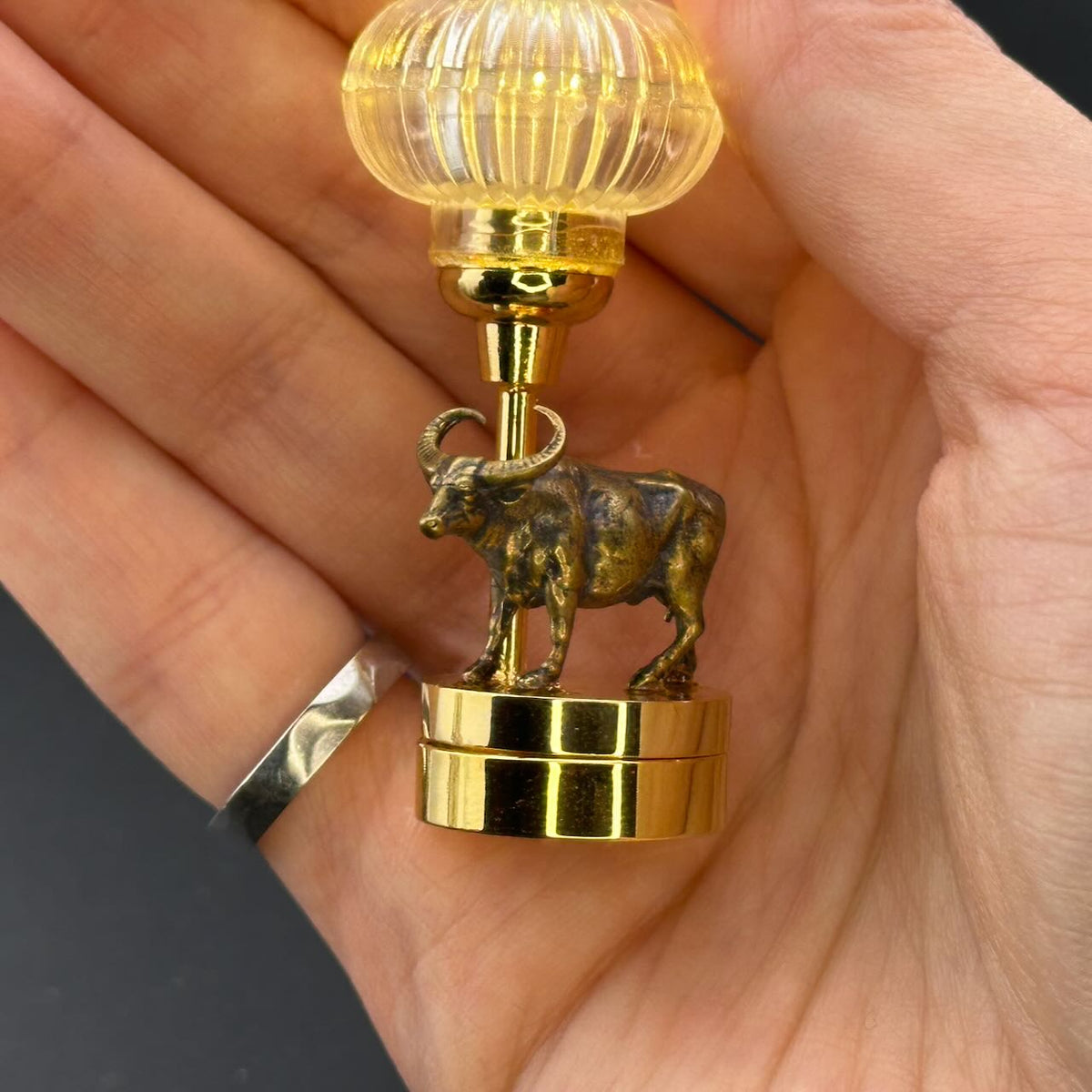 Lampe de table miniature sans contact avec baguette 1:12, lumière LED pour maison de poupée, sans contact, sans interrupteur, demande en mariage pour la Saint-Valentin